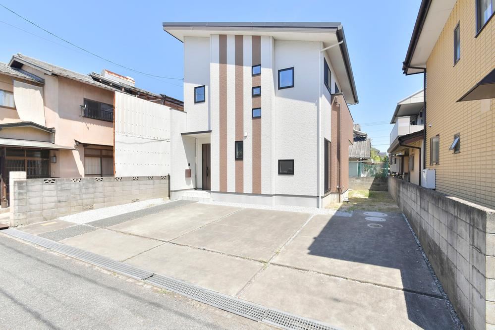 Solar-Powered Home with Energy Efficiency Features - Photo 1