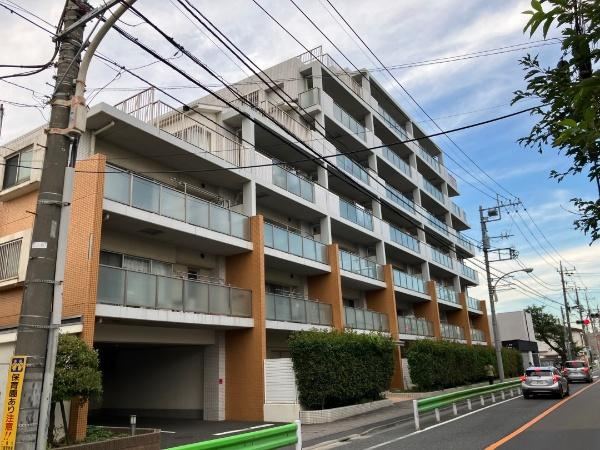 Spacious 2LDK Apartment with Rooftop Balcony - Photo 1
