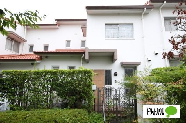 Green Townhouse with Private Garden and Pet Policy in Kashiwa - Photo 1