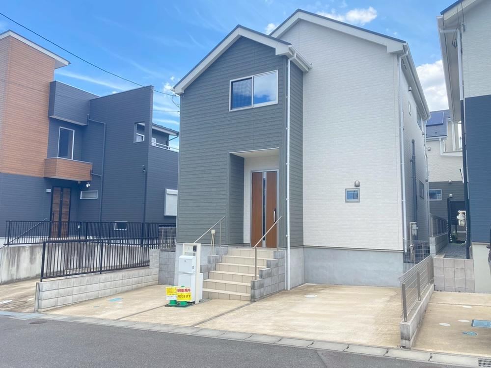 Modern 3LDK House with Parking for Two Cars in Kashiwa - Photo 1