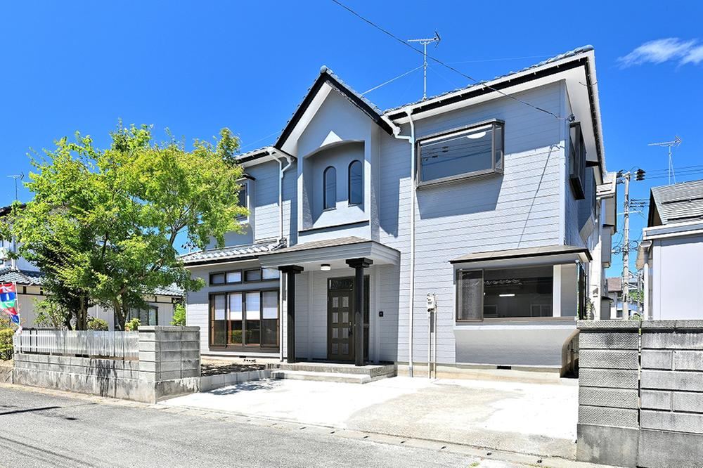 Stylish 6LDK House with Natural Materials in Niigata - Photo 1