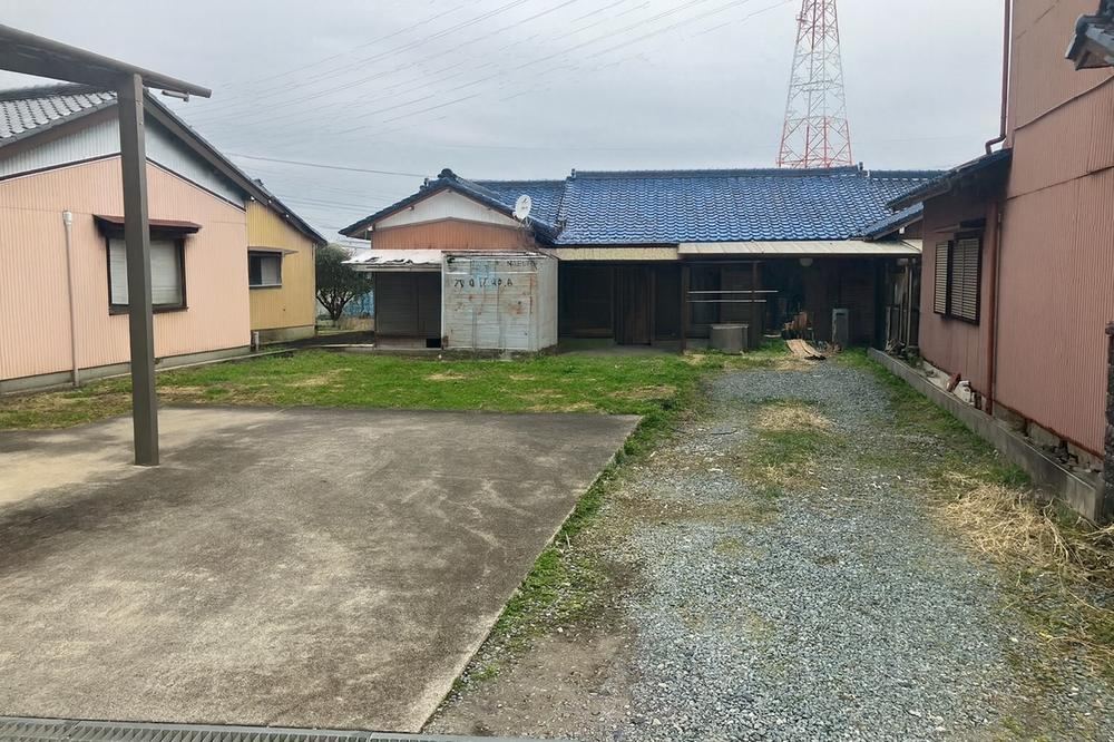 Expansive 6LDK Home with Garden in Chiseki - Photo 1