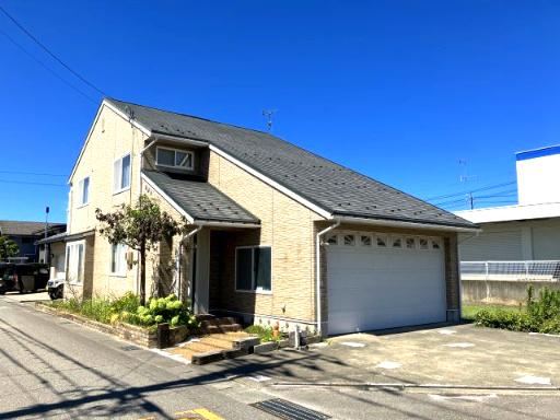 Comfortable 4LDK Home with Inner Garage and Ample Storage - Photo 1