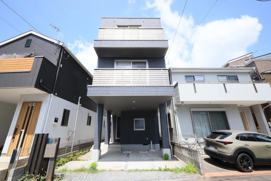 3-Story Hebel House in Kawaguchi - Photo 1