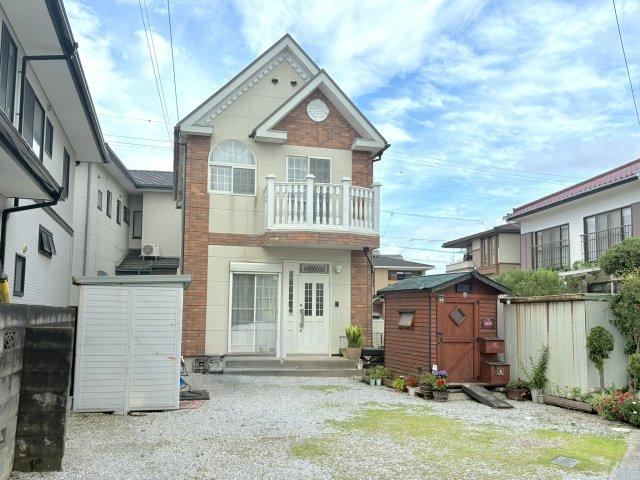 Cozy 3LDK with Loft and Renovated Interior - Photo 1