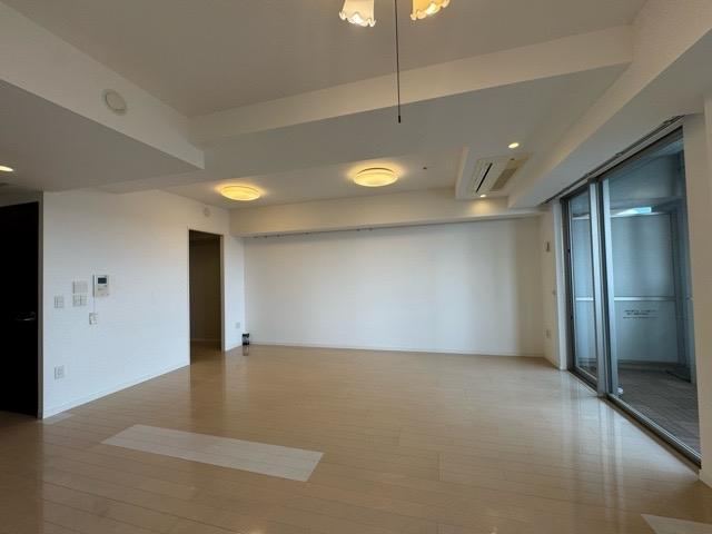 Bright 1LDK Apartment with 24-Hour Security in Higashi-Ikebukuro - Photo 1