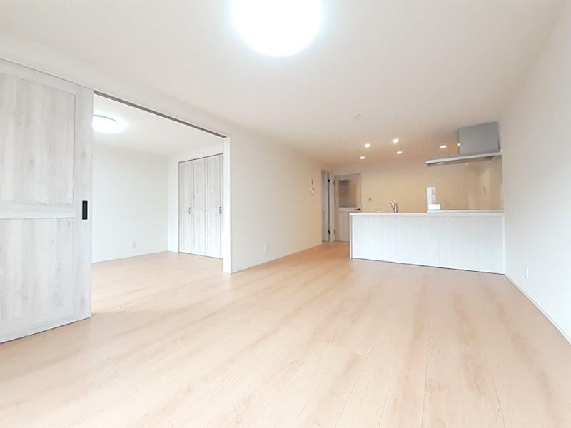 Fully Renovated 3LDK Apartment with View and Storage in Minami Ward, Yokohama - Photo 1