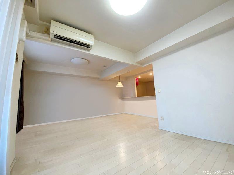 Spacious 1LDK Apartment with Great Views - Photo 1