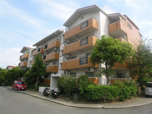4LDK apartment in Tondabayashi, Osaka - Photo 1