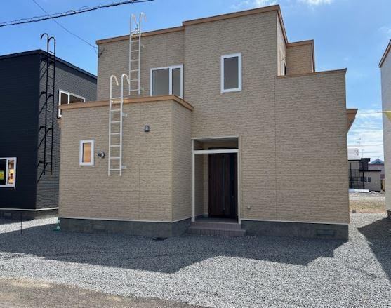 Spacious 4LDK Home in Asahikawa's Quiet Neighborhood - Photo 1
