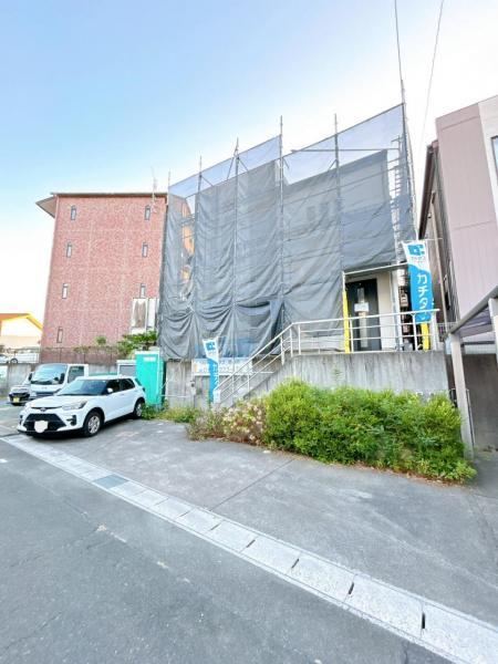 Stylish 4LDK Home with Recent Renovations - Photo 1