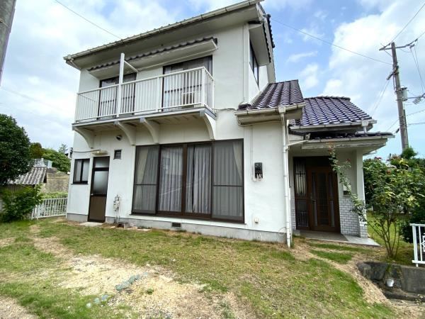 Spacious 5LDK House in Green Area of Imabari - Photo 1