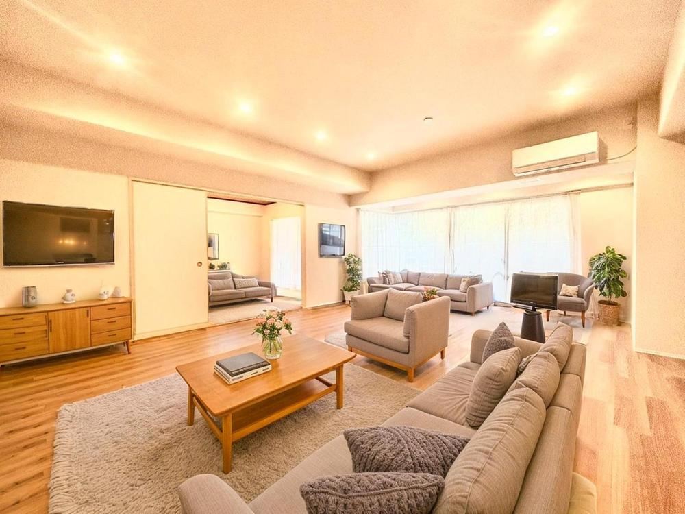 Renovated 3LDK Apartment with Dual Balconies - Photo 1
