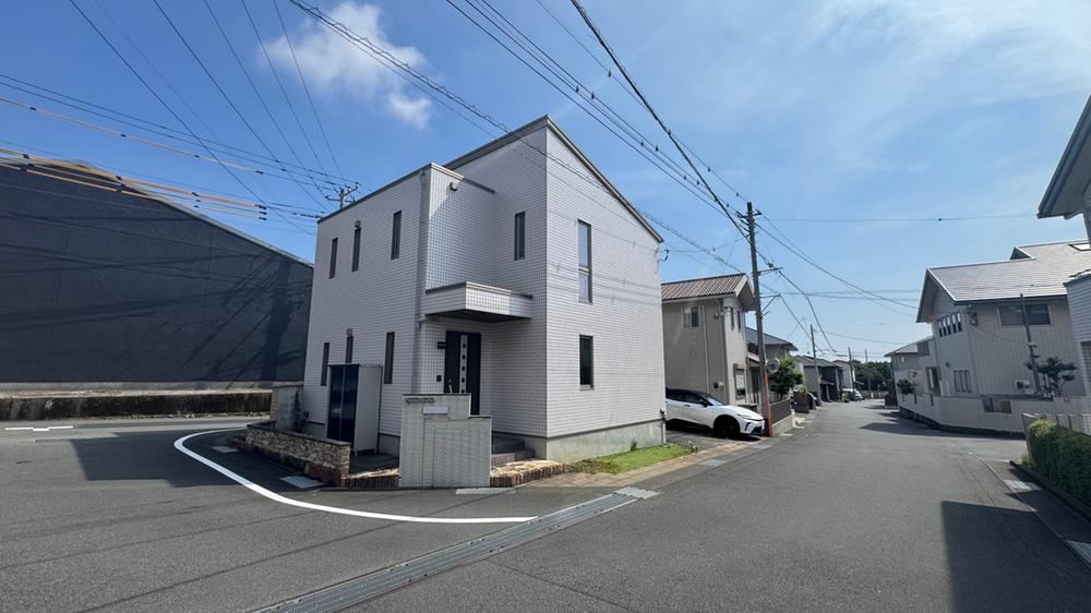 Modern 2LDK Home with Viewing Available - Photo 1