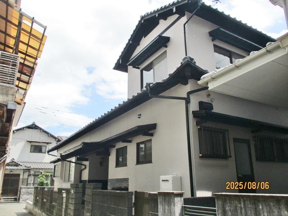 Updated 5LDK Home in a Quiet Neighborhood - Photo 1