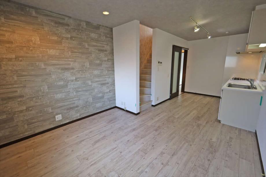 Renovated 3LDK House with Modern Amenities in Yodogawa, Osaka - Photo 1