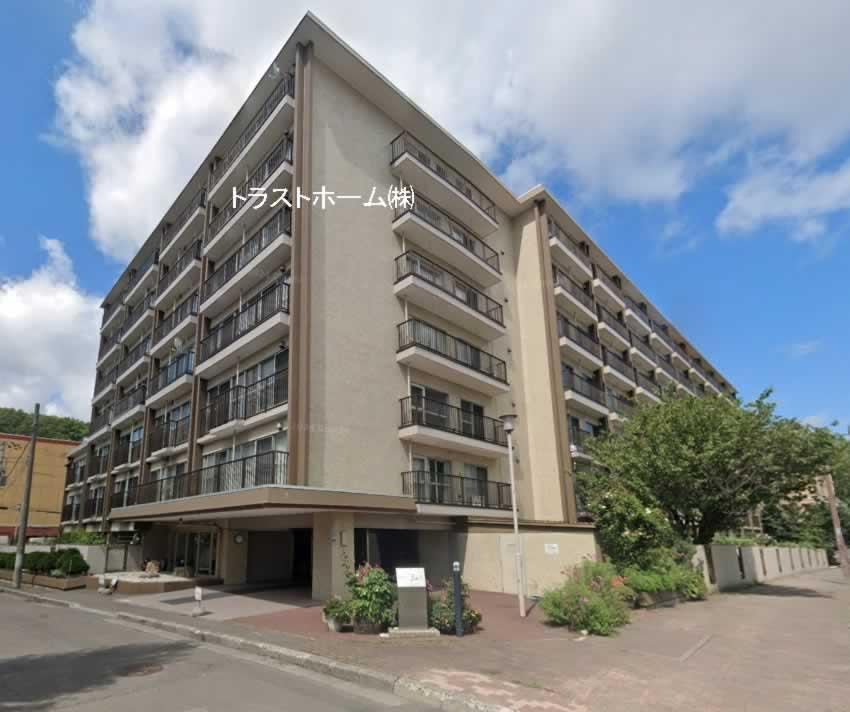 Renovated 1LDK Apartment with Great Local Amenities - Photo 1