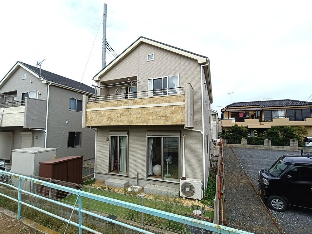 Modern 4LDK Home with Open Living Space - Photo 1