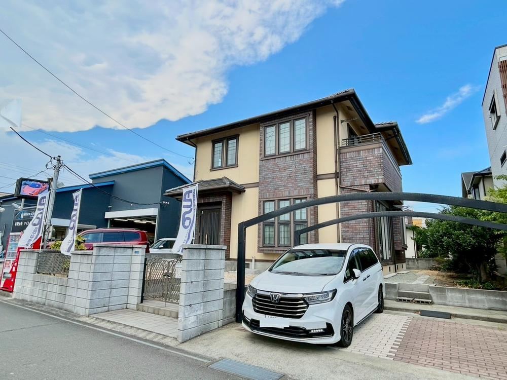 Bright 4LDK Home with Parking for 2 Cars - Photo 1