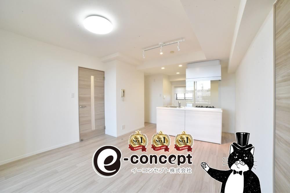 Renovated 2LDK Apartment with Island Kitchen - Photo 1