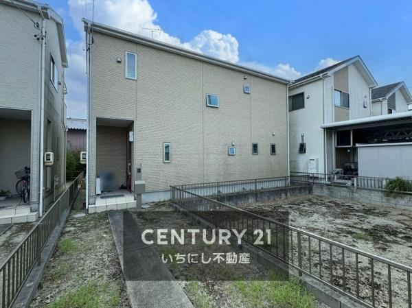 Spacious 4LDK House with Ample Parking in Kaimei - Photo 1