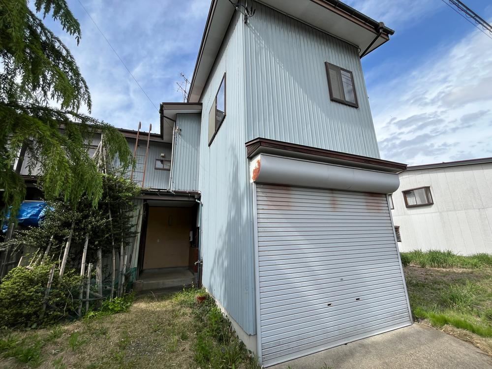 Generously Sized 7DK House in a Quiet Area - Photo 1