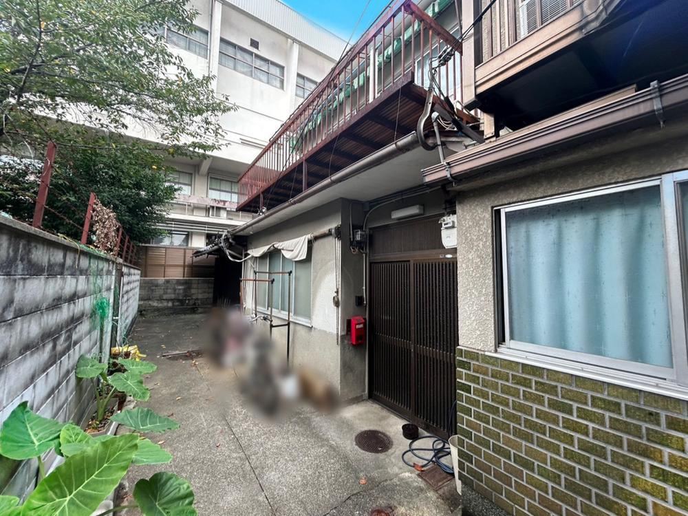 Renovation-Ready 7K Townhouse in Historic Kyoto - Photo 1