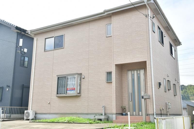 Spacious 4LDK House with Dual Studies in Kisarazu - Photo 1