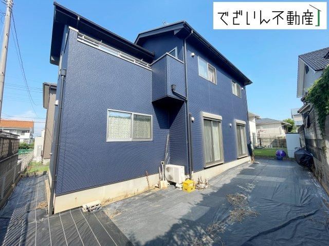 Beautiful 4LDK Home with Study Counter in Dining Area - Photo 1