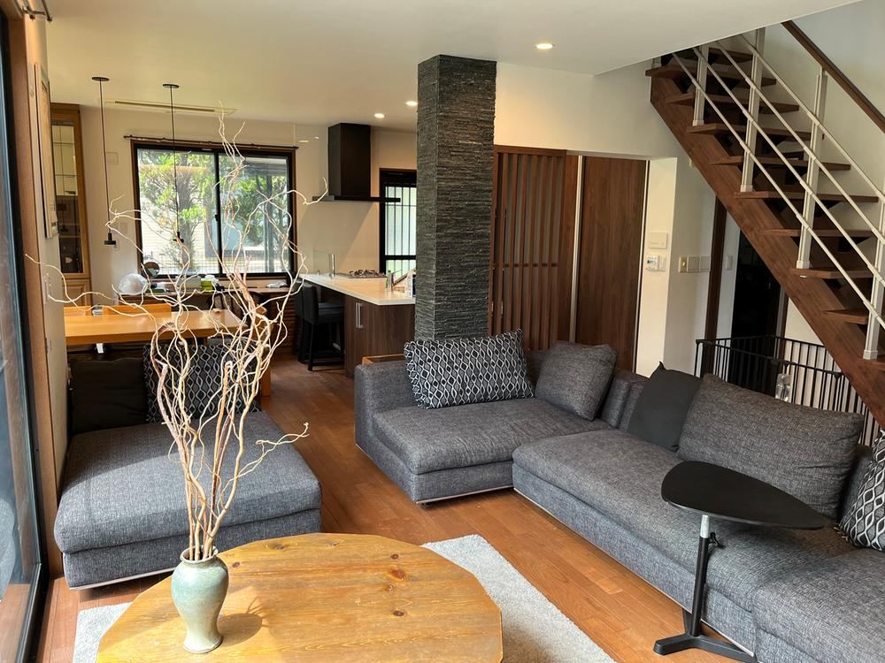 Custom-Built Home with Spacious Land in Inage - Photo 1