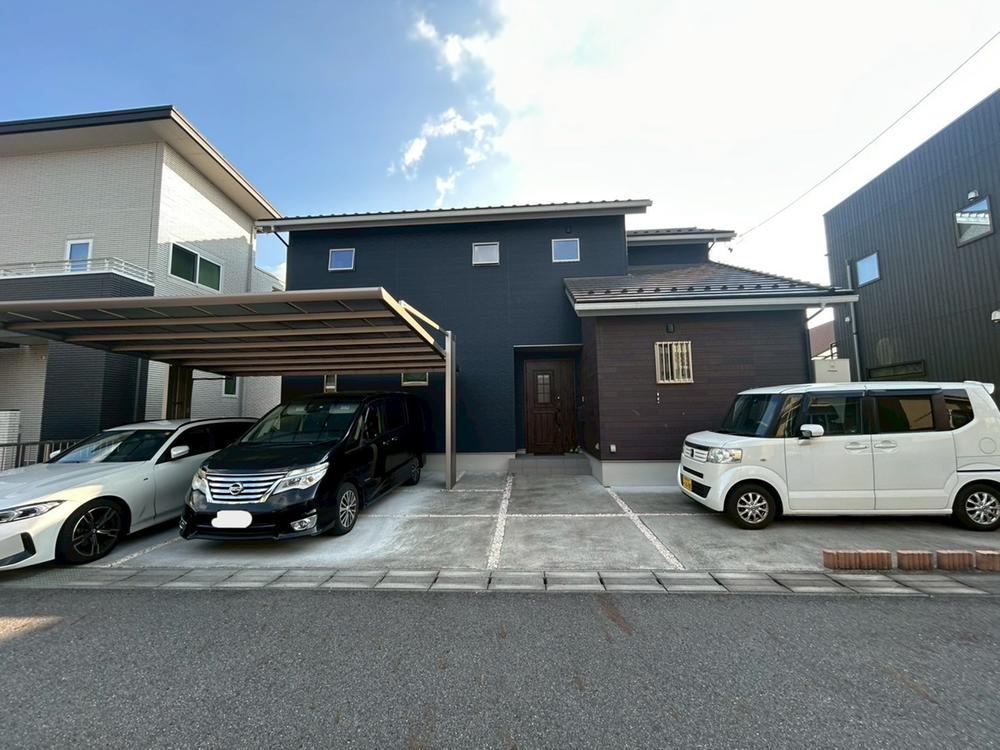 Spacious 3LDK House with Parking for 3 Cars - Photo 1