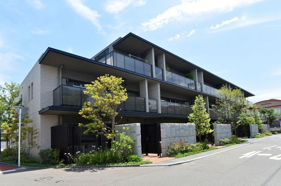 Spacious 2LDK Apartment with Scenic Views in Chigasaki - Photo 1