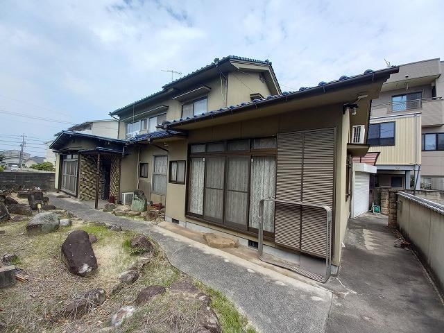 Expansive 8DK House in Tranquil Fukuyama Neighborhood - Photo 1