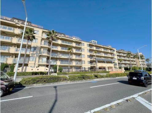 Resort-Style 2LDK Apartment Near Katase Enoshima Station - Photo 1