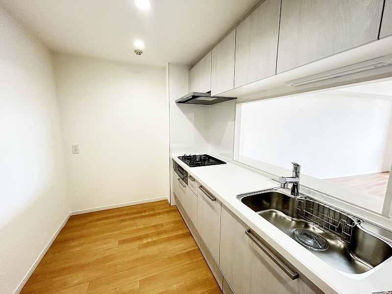 2LDK+2S apartment in Tarumi Ward, Kobe, Hyogo - Photo 1