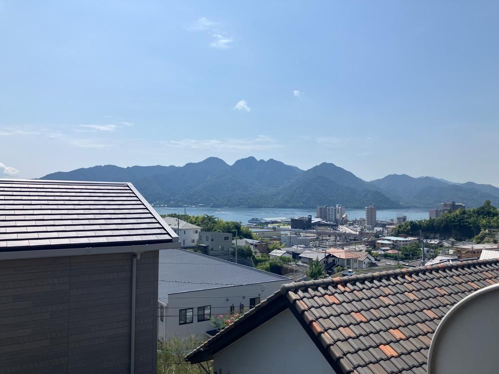 Spacious 5LDK Home with Ocean View in Miyajimaguchi - Photo 1