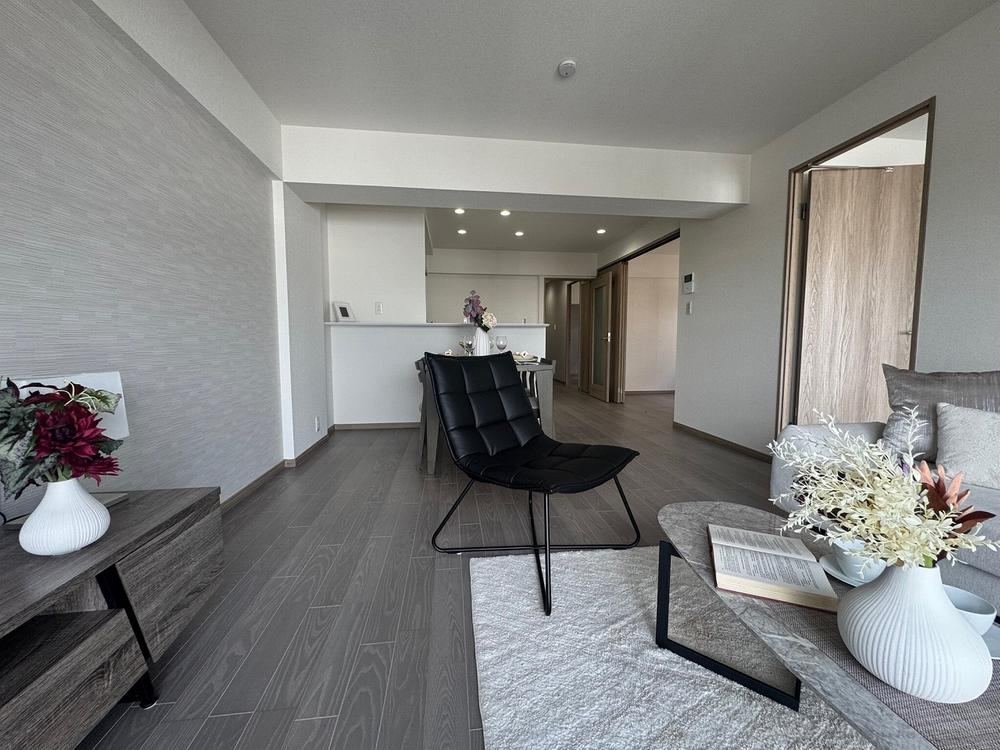 Renovated 3LDK Apartment in Shimorenjaku - Photo 1