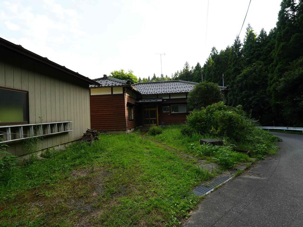 Charming House with Separate Storage in Sakata - Photo 1