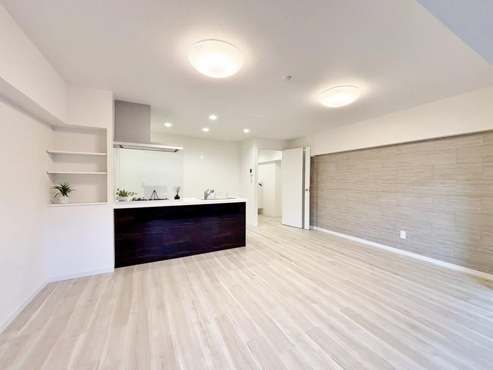 3LDK Apartment with Modern Amenities in Umeda - Photo 1