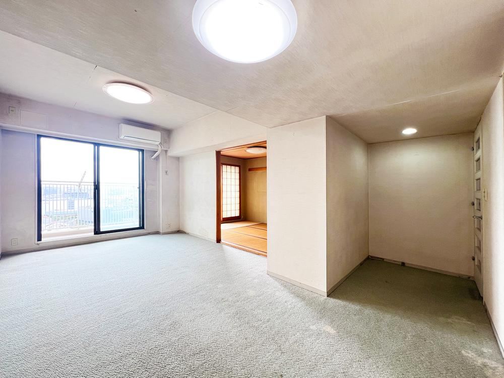Spacious 2LDK Apartment with Scenic Views - Photo 1