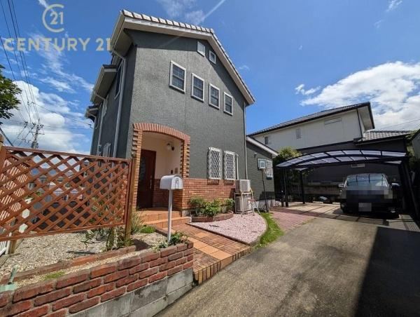 Spacious 5LDK House with Garden in Umi Town - Photo 1