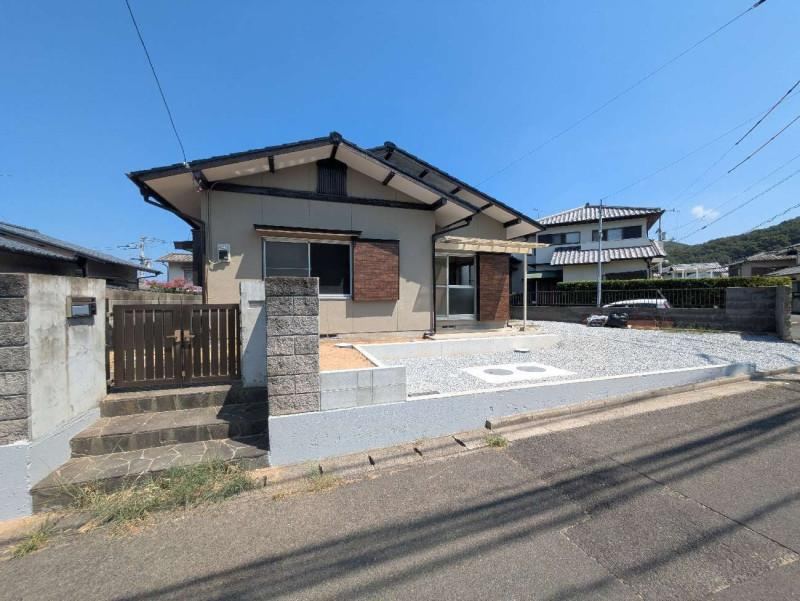 Renovated 4DK Bungalow in Takamatsu - Photo 1