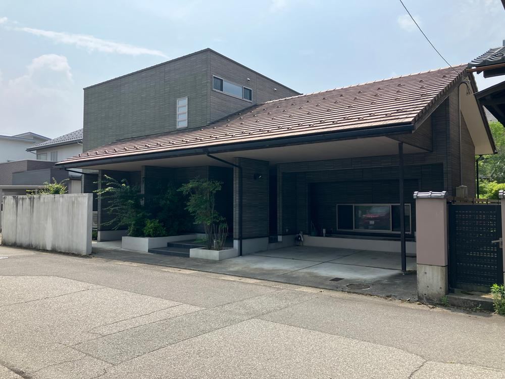 Bright and Spacious 4SLDK Home with Terrace in Fukui - Photo 1