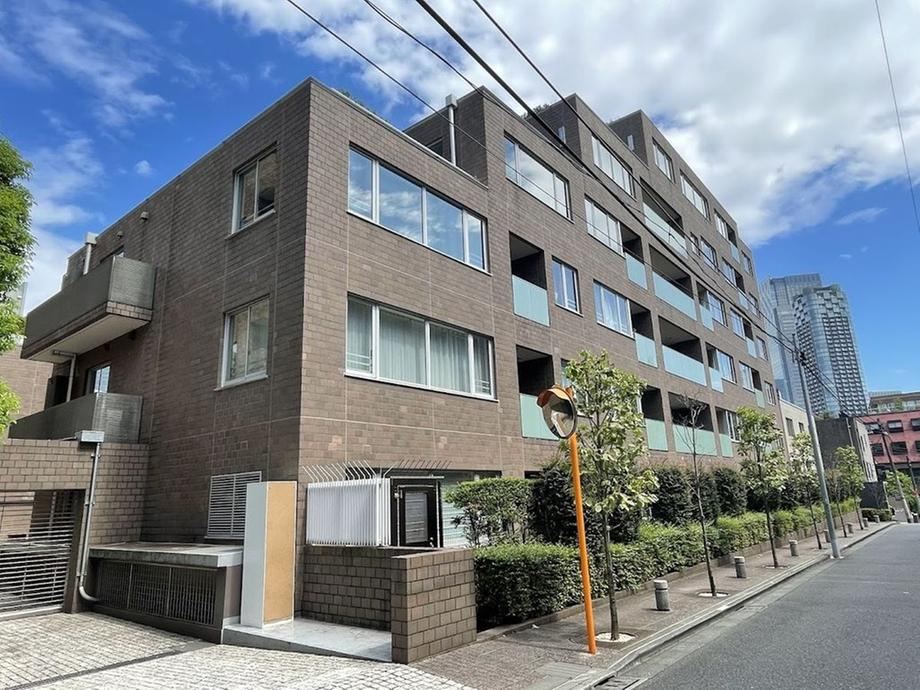 2LDK apartment in Minato Ward, Tokyo - Photo 1