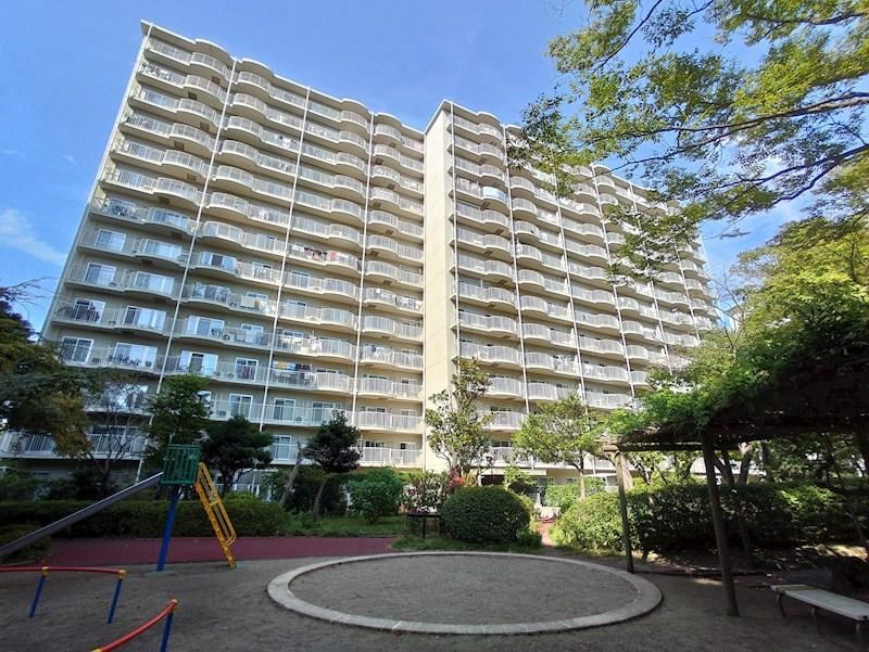 Renovated 3LDK Apartment with Bright Living Space - Photo 1