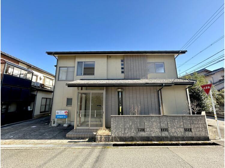 Convenient 5LDK Corner Lot House in Kanazawa - Photo 1