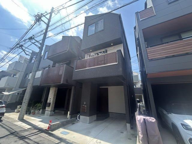 Designer House in Prime Location - Photo 1