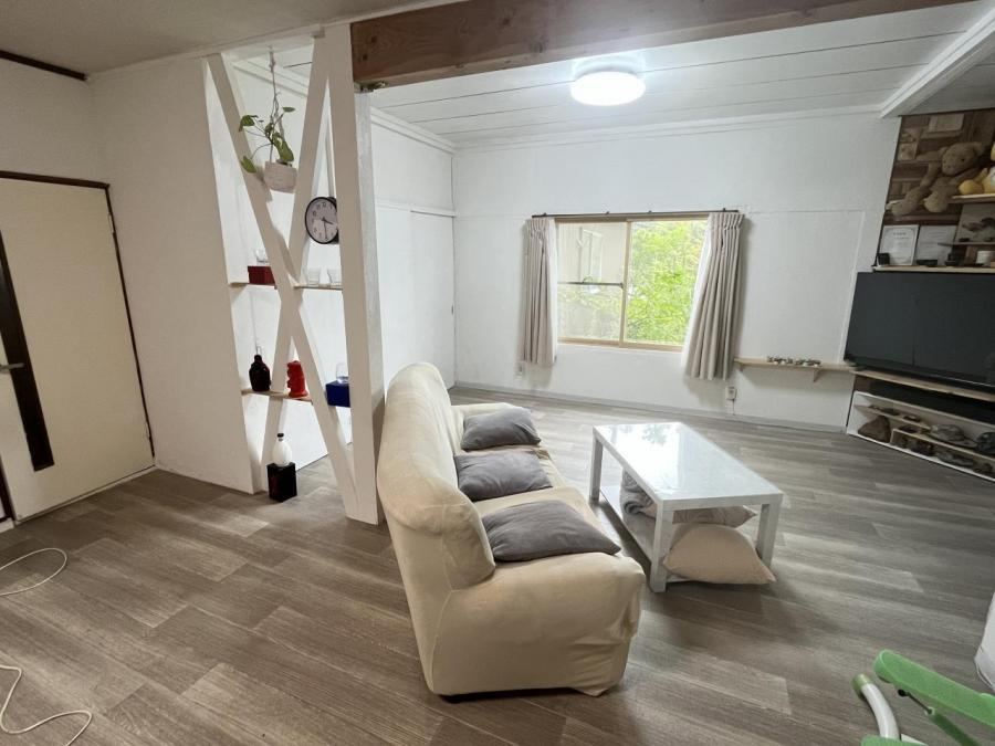 Spacious 6LDK Home with Scenic Views - Photo 1