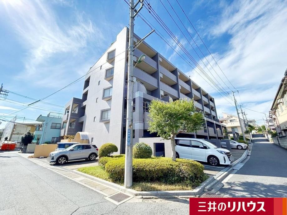 Renovated 2LDK Apartment Near Kitakasaka Station - Photo 1