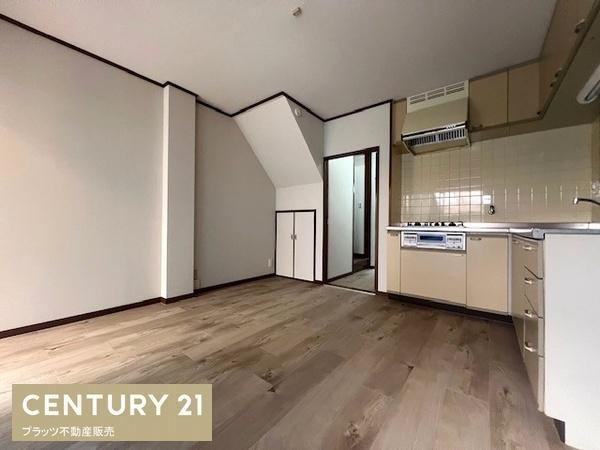 Renovated 4LDK Steel-Frame House in Ikeda - Photo 1